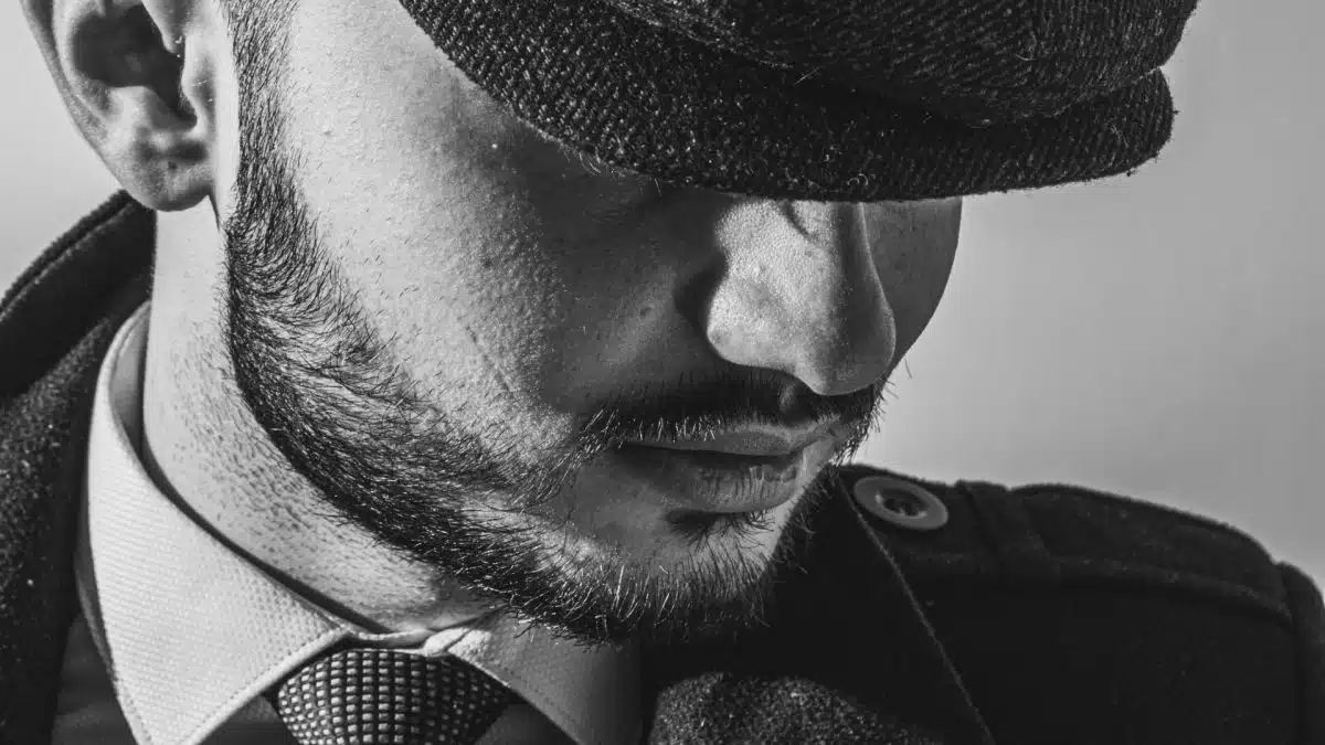 Choisir des costumes Peaky Blinders : une immersion dans le style gangster !