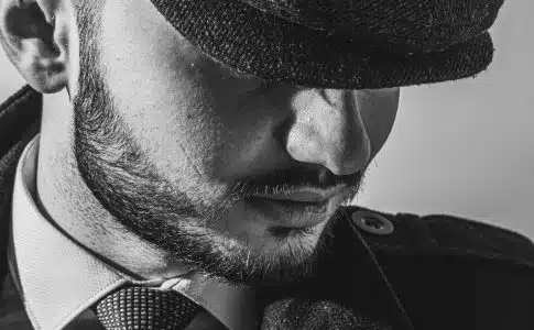 Choisir des costumes Peaky Blinders : une immersion dans le style gangster !