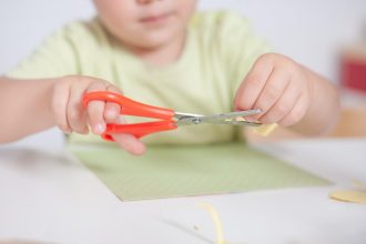 Développer les compétences motrices des tout-petits grâce à des exercices ludiques