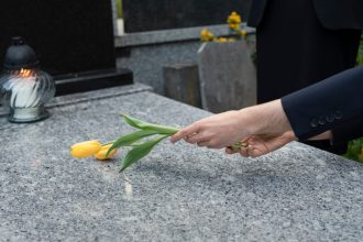 Élégance éternelle : optez pour des plaques funéraires décoratives