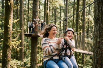 Femme et enfant souriants ziplined dans la foret